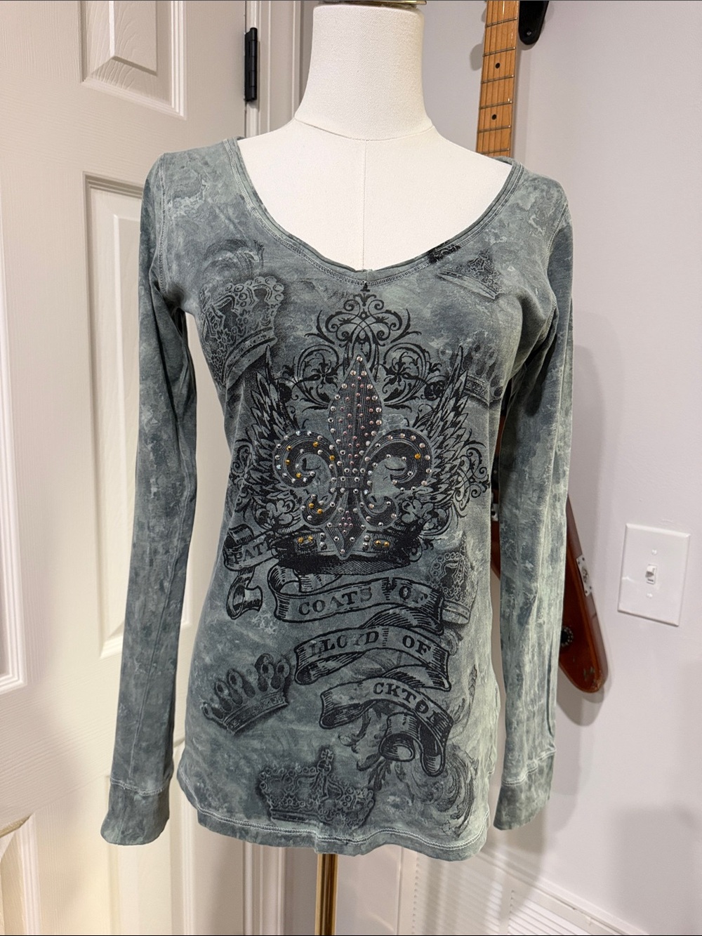 Vtg Y2K Daytrip Rhinestone Fleur De Lis Royal Crest Graphic Tee Green Long Sleev